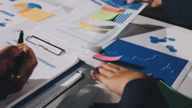 İstatistikleri analiz eden ve dizüstü bilgisayardaki verileri analiz eden iş adamlarını kapat.