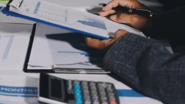 İş adamlarının buluşması ve beyin fırtınası konsepti