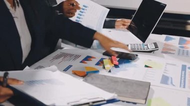 Genç iş adamları iş planını tartışıyor ve ofiste beyin fırtınası yapıyorlar.