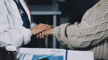 Doktor hastaya yardım ediyor.