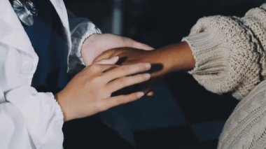 Modern bir muayenehanede doktor ve hasta.