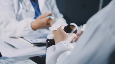 yakın plan - hastanede dijital tablet kullanan doktor elleri