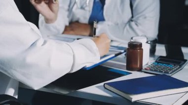 Tıp doktoru ofiste notlar yazıyor..