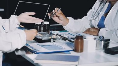 Kadın doktor Tekdüzen holding şırınga