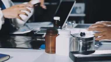 Kafede bir fincan kahve içen bir adama yaklaş.