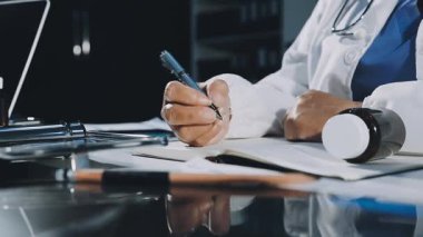 Hastane masasında çalışan erkek doktor.