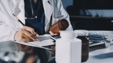 Genç bilim adamı dizüstü bilgisayarla çalışıyor