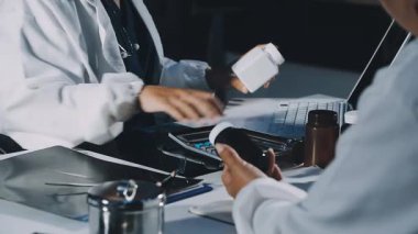 Genç adam kredi kartı tutuyor ve yeni ödemeyi yapıyor.