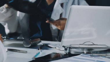 Kapat. Doktor ofiste çalışıyor..