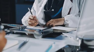 Hastanede çalışan genç bir doktor.