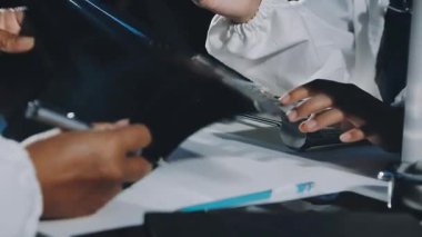 Erkek eller kalemle kalem tutuyor.