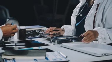 Kadın doktorların elinde haplar ve haplar var.