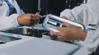 Profesyonel dişçi kliniğinde çalışıyor.