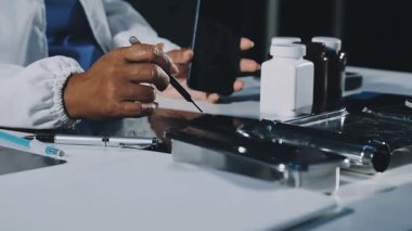 profesyonel erkek elleri iş için tablet kullanıyor