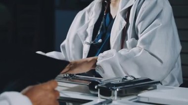 Hastane ofisinde çalışan genç bir doktor..