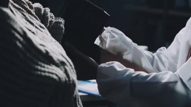 Dövme tutan genç bir adamın ellerini kapat.