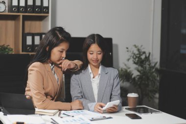 Girişimciler ve iş adamları modern toplantı odasında konferans veriyor, mutlu çok ırklı iş arkadaşları ofis toplantısında işbirliği yaparken eğleniyor, Asyalı takım çalışması konsepti