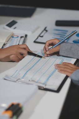 Girişimciler ve iş adamları modern toplantı odasında konferans veriyor, mutlu çok ırklı iş arkadaşları ofis toplantısında işbirliği yaparken eğleniyor, Asyalı takım çalışması konsepti