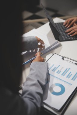 Girişimciler ve iş adamları modern toplantı odasında konferans veriyor, mutlu çok ırklı iş arkadaşları ofis toplantısında işbirliği yaparken eğleniyor, Asyalı takım çalışması konsepti