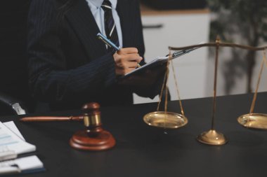 Hukuk teması, hakimin tokmağı, kolluk kuvvetleri, kanıt temelli davalar ve dikkate alınan belgeler..