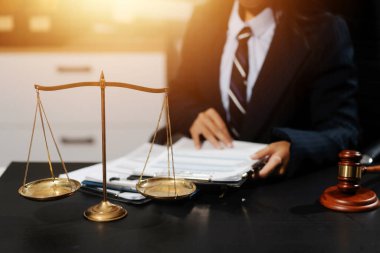 Hukuk teması, hakimin tokmağı, kolluk kuvvetleri, kanıt temelli davalar ve dikkate alınan belgeler..