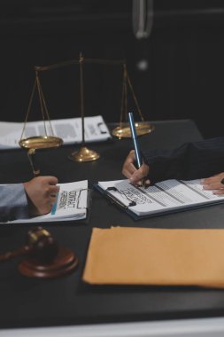 Hukuk teması, hakimin tokmağı, kolluk kuvvetleri, kanıt temelli davalar ve dikkate alınan belgeler..