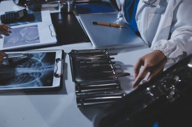 Doktorlar tedavi seçeneklerini tartışmak ve iş arkadaşlarıyla deneyimleri paylaşmak için hastanede toplanıyorlar.