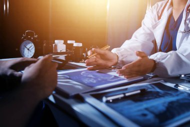 Doktorlar tedavi seçeneklerini tartışmak ve iş arkadaşlarıyla deneyimleri paylaşmak için hastanede toplanıyorlar.