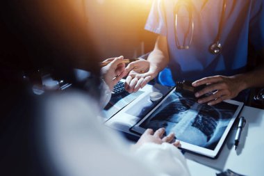 Doktorlar tedavi seçeneklerini tartışmak ve iş arkadaşlarıyla deneyimleri paylaşmak için hastanede toplanıyorlar.