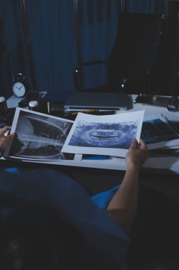 Doktorlar tedavi seçeneklerini tartışmak ve iş arkadaşlarıyla deneyimleri paylaşmak için hastanede toplanıyorlar.