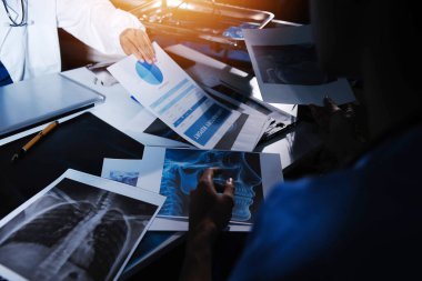 Doktorlar tedavi seçeneklerini tartışmak ve iş arkadaşlarıyla deneyimleri paylaşmak için hastanede toplanıyorlar.