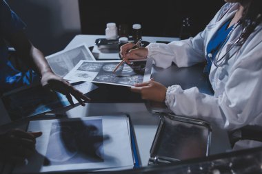 Doktorlar tedavi seçeneklerini tartışmak ve iş arkadaşlarıyla deneyimleri paylaşmak için hastanede toplanıyorlar.