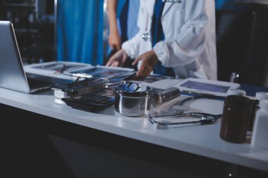 Doktorlar tedavi seçeneklerini tartışmak ve iş arkadaşlarıyla deneyimleri paylaşmak için hastanede toplanıyorlar.