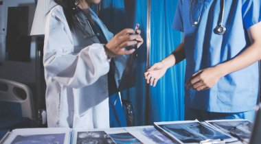 Doktorlar tedavi seçeneklerini tartışmak ve iş arkadaşlarıyla deneyimleri paylaşmak için hastanede toplanıyorlar.