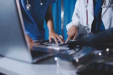 Doktorlar tedavi seçeneklerini tartışmak ve iş arkadaşlarıyla deneyimleri paylaşmak için hastanede toplanıyorlar.