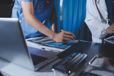 Doktorlar tedavi seçeneklerini tartışmak ve iş arkadaşlarıyla deneyimleri paylaşmak için hastanede toplanıyorlar.