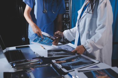 Doktorlar tedavi seçeneklerini tartışmak ve iş arkadaşlarıyla deneyimleri paylaşmak için hastanede toplanıyorlar.