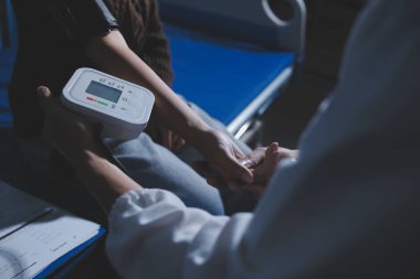 Doktor önlemler kan basıncı hastaya