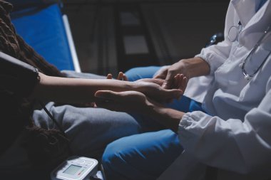 Doktor önlemler kan basıncı hastaya