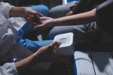 Doktor önlemler kan basıncı hastaya