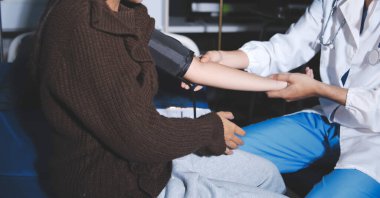 Doktor önlemler kan basıncı hastaya