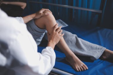 Rehabilitasyon terapisi, rehabilitasyon merkezlerinde çalışan profesyonel erkek fizyoterapistler, erkek hastaların bacak ve kas ağrılarını tedavi ederken,.