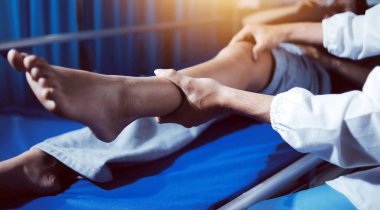 Rehabilitasyon terapisi, rehabilitasyon merkezlerinde çalışan profesyonel erkek fizyoterapistler, erkek hastaların bacak ve kas ağrılarını tedavi ederken,.