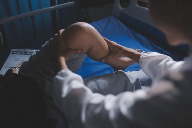 Rehabilitasyon terapisi, rehabilitasyon merkezlerinde çalışan profesyonel erkek fizyoterapistler, erkek hastaların bacak ve kas ağrılarını tedavi ederken,.