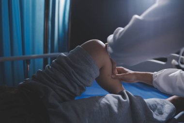 Rehabilitasyon terapisi, rehabilitasyon merkezlerinde çalışan profesyonel erkek fizyoterapistler, erkek hastaların bacak ve kas ağrılarını tedavi ederken,.