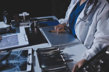 Doktorlar tedavi seçeneklerini tartışmak ve iş arkadaşlarıyla deneyimleri paylaşmak için hastanede toplanıyorlar.