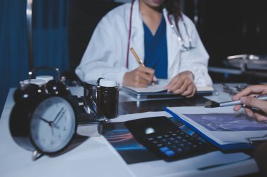 Doktorlar tedavi seçeneklerini tartışmak ve iş arkadaşlarıyla deneyimleri paylaşmak için hastanede toplanıyorlar.