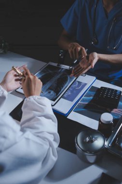 Doktorlar tedavi seçeneklerini tartışmak ve iş arkadaşlarıyla deneyimleri paylaşmak için hastanede toplanıyorlar.