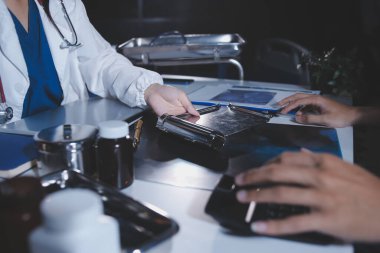 Doktorlar tedavi seçeneklerini tartışmak ve iş arkadaşlarıyla deneyimleri paylaşmak için hastanede toplanıyorlar.