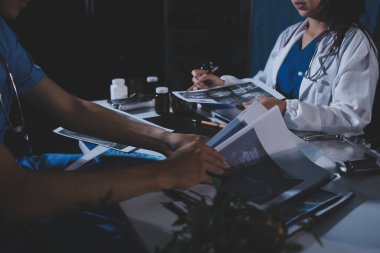 Doktorlar tedavi seçeneklerini tartışmak ve iş arkadaşlarıyla deneyimleri paylaşmak için hastanede toplanıyorlar.